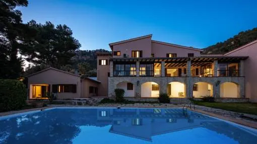 Fantastic manor home in Valldemossa with multiple possibilities.