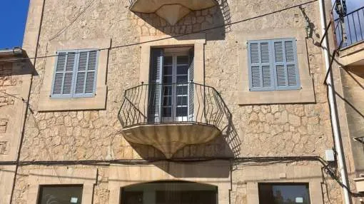 Bright apartment in a historic townhouse in the heart of Santanyi