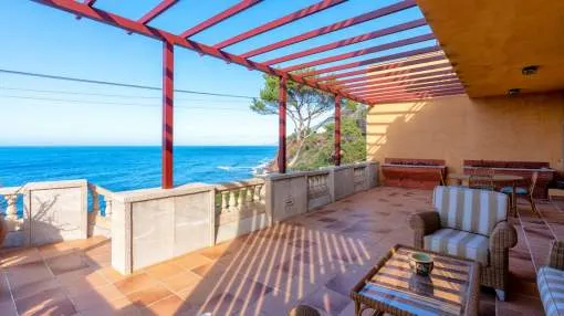 Frontline sea view house with guest apartment in Port des Canonge