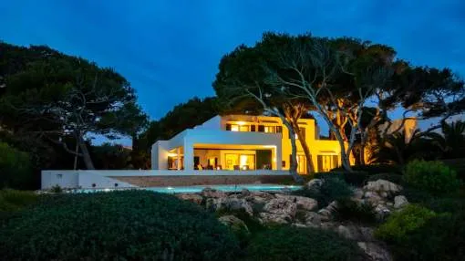 Spectacular seafront villa in Cala d'Or with tourist licence. Spectacular seafront villa in Cala d'Or with tourist licence.