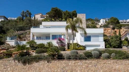 A modern villa for luxurious relaxation awaits you in a prime location in Port Andratx