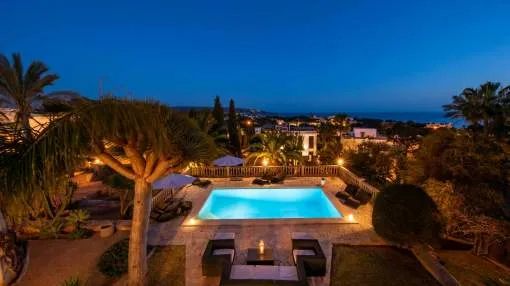 Sea-view villa with a large swimming pool and charming garden Sea-view villa with a large swimming pool and charming garden