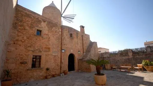 Mallorca fincas for rent: Unique, historic and heritage-protected mill in Algaida from the year 1693.