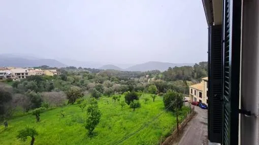 Semidetached Townhouse with spectacular mountain views and large private garage in Campanet.
