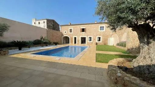 Newly renovated townhouse with pool and garage in Sa Pobla. Newly renovated townhouse with pool and garage in Sa Pobla.
