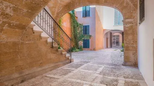 Exceptional high quality apartments located in an Old Town historic Palace just a few steps from Plaza Cort. Exceptional high quality apartments located in an Old Town historic Palace just a few steps from Plaza Cort.