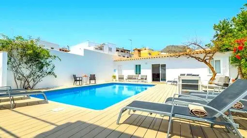 Spacious house with a vacation rental license in the center with a pool, just steps from the sea