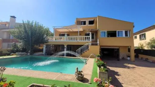 Spacious renovated detached villa with pool and garden in Bahía Azul