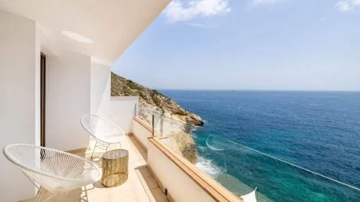 Comfortable, peaceful and quite four-bedroom semi-detached house in a direct seafront location