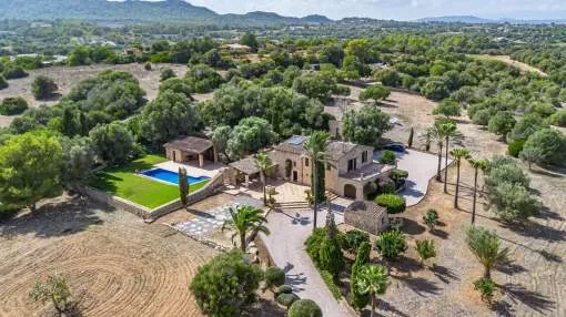 A true historical gem in an idyllic location with sea views and endless possibilities, with an additional building plot for a house of up to 300m².