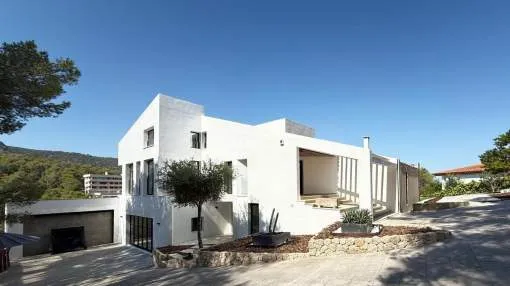 Elegant modern villa with exclusive luxury furnishings and a private cinema room, set on a spacious 2,603 m² plot.