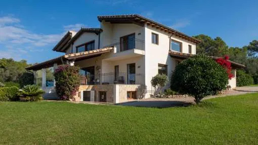 Upscale Mediterranean villa with sea views in Puntiro