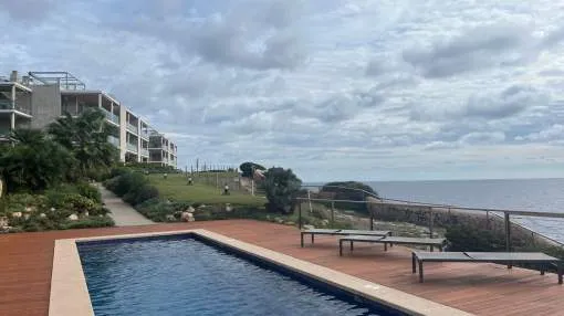 Luxurious ground floor apartment in the first line of the sea for rent during the low season