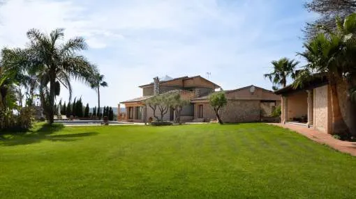 Well maintained property in Puntiro with fantastic views of the countryside and the sea