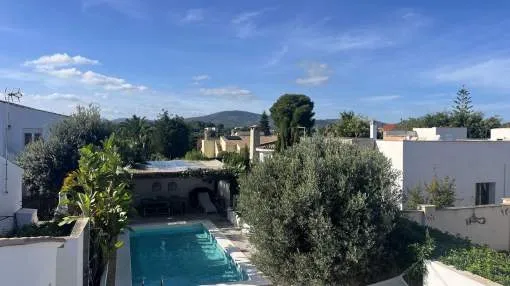 Just a Few Minutes’ Walk to Cala Mendia – Well-Maintained House with Pool