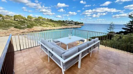 Apartment in first line of beach in Cala Mandia