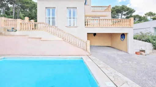 House for renovation in a prestigious area near the sea