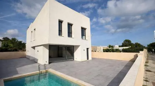 Exclusive new-build villa with 4 bedrooms 300 metres from the sea in Son Serra de Marina