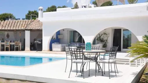 A Stylish Mediterranean Villa Along the Coast
