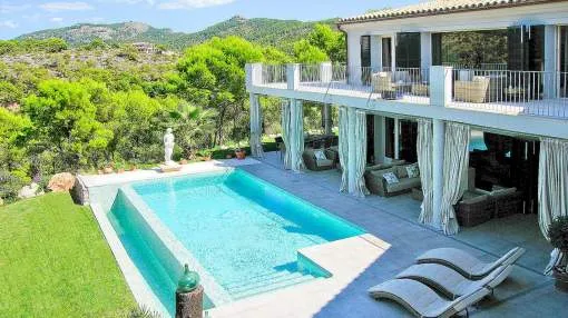 Mallorca villas for rent: Camp de Mar villa with panoramic mountain views on 35,000 m2 land for rent