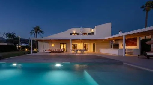 Luxury villa with private pool and holiday rental license in Palmanyola