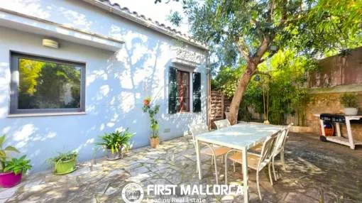 Cozy family home with a spacious courtyard and covered parking in Palma