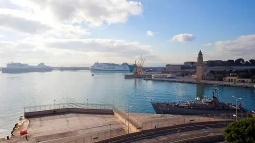 Attractive bay and harbour view apartment. Attractive bay and harbour view apartment.