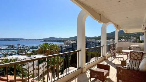 Penthouse with breathtaking views of the Mediterranean Sea and the exclusive Puerto Portals, located in one of the island’s most prestigious areas.