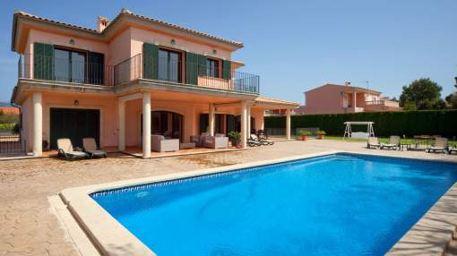 Beautiful residential villa, familiy friendly, with big garden in quiet residential area in Marratxi. Beautiful residential villa, familiy friendly, with big garden in quiet residential area in Marratxi.