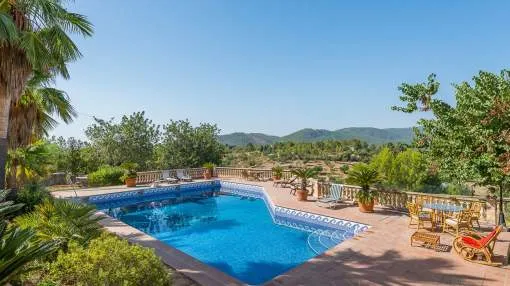 Nice villa in Establiments with views to Palma and the bay.