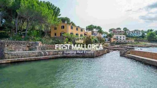 Manor house in an enviable frontline location in Alcúdia with own jetty