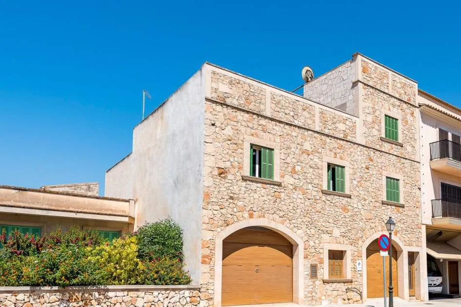Townhouse with a lovely stone facade and big garden near the centre of Santanyí