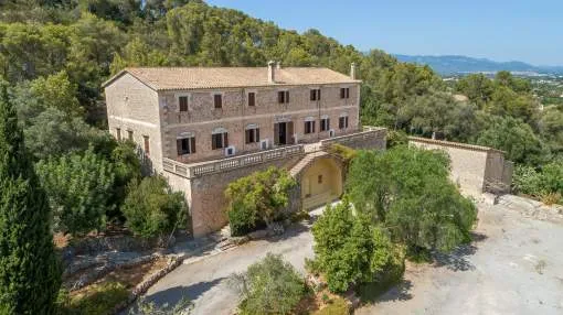 One of the last manor houses in Palma with stunning views over Palma and the sea