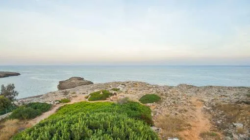 Impressive plot in the first sea line at Cala d'Or with project