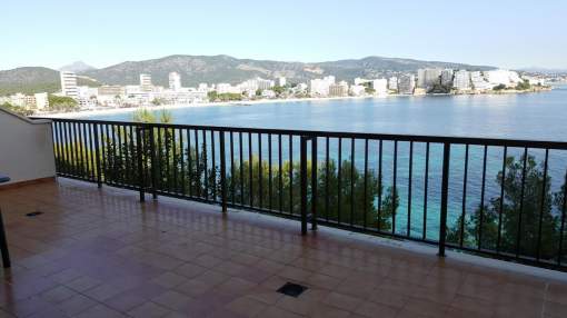 A sea view apartment located in a frontline development enjoying direct sea access and a community swimming pool A sea view apartment located in a frontline development enjoying direct sea access and a community swimming pool