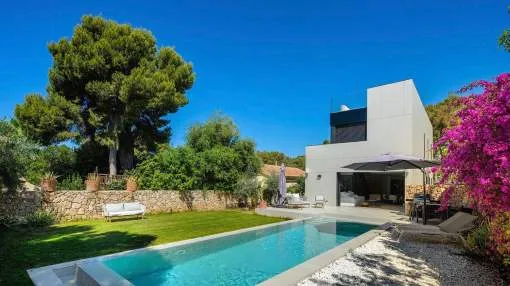 Contemporary villa in top location with lots of privacy