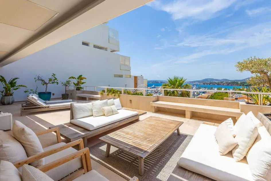 Stunning apartment with sea views in top location