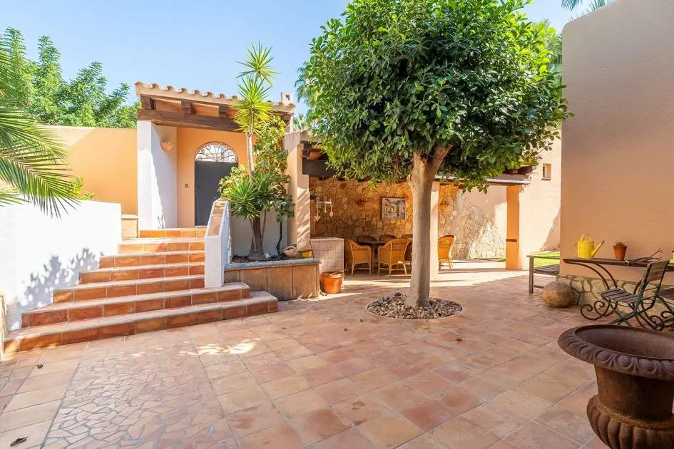 Charming villa in tranquil residential area close to the center
