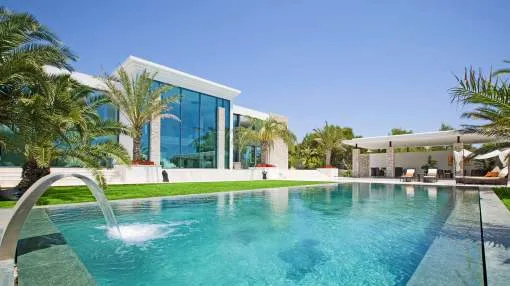 Imposing luxury villa close to the harbour and golf course