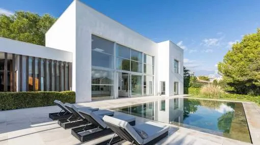 Modern villa close to harbour and golf course