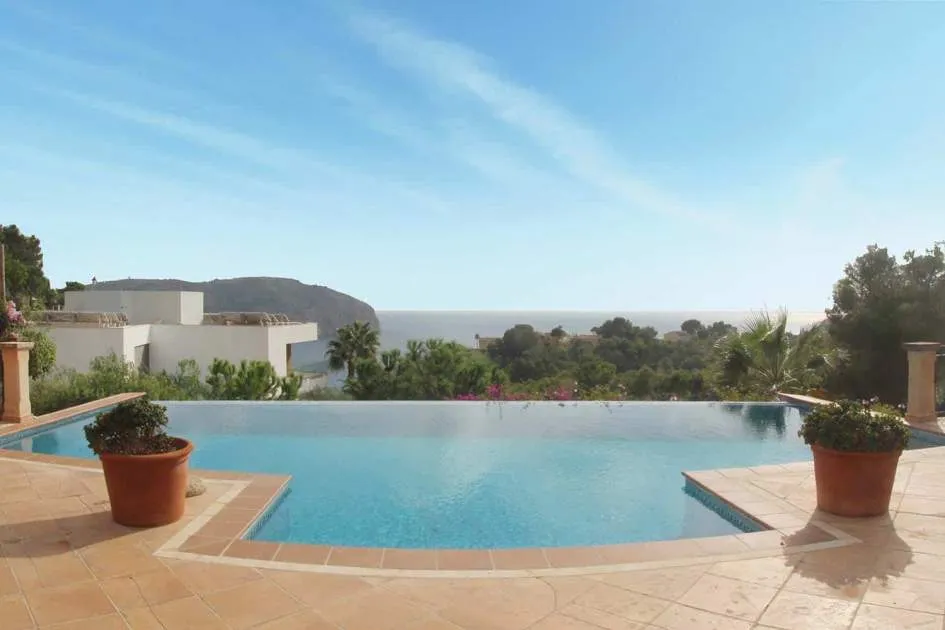 4-bedroom villa with great sea views for rent