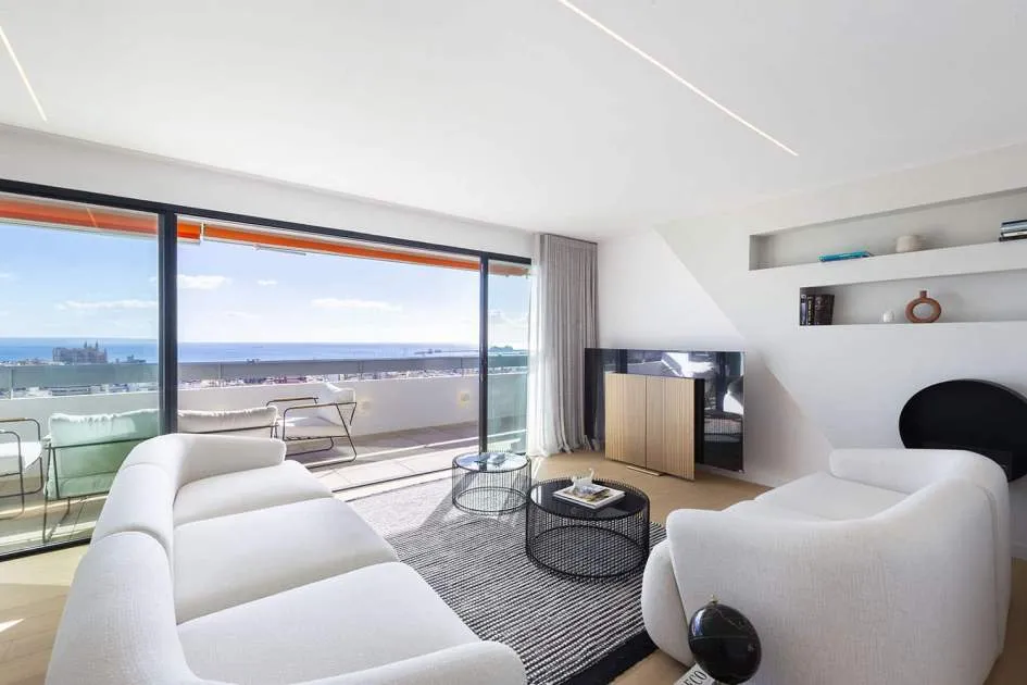 Stylish apartment with magnificent views in top location