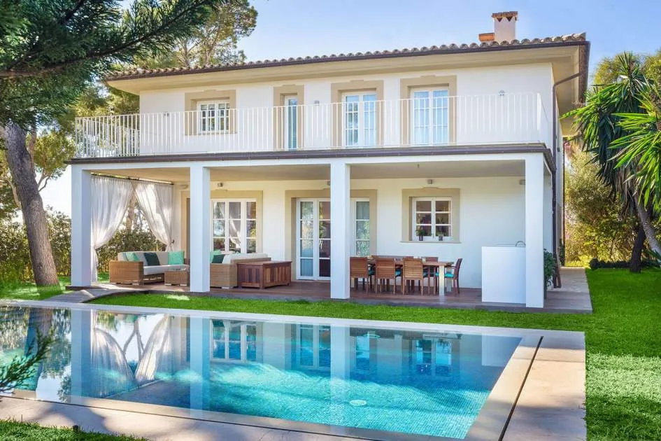 Elegant luxury villa in privileged location with stunning views