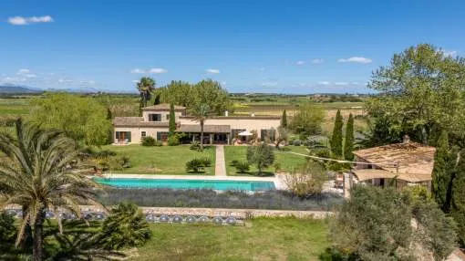 Idyllically situated country house with far-reaching views and garden oasis Idyllically situated country house with far-reaching views and garden oasis