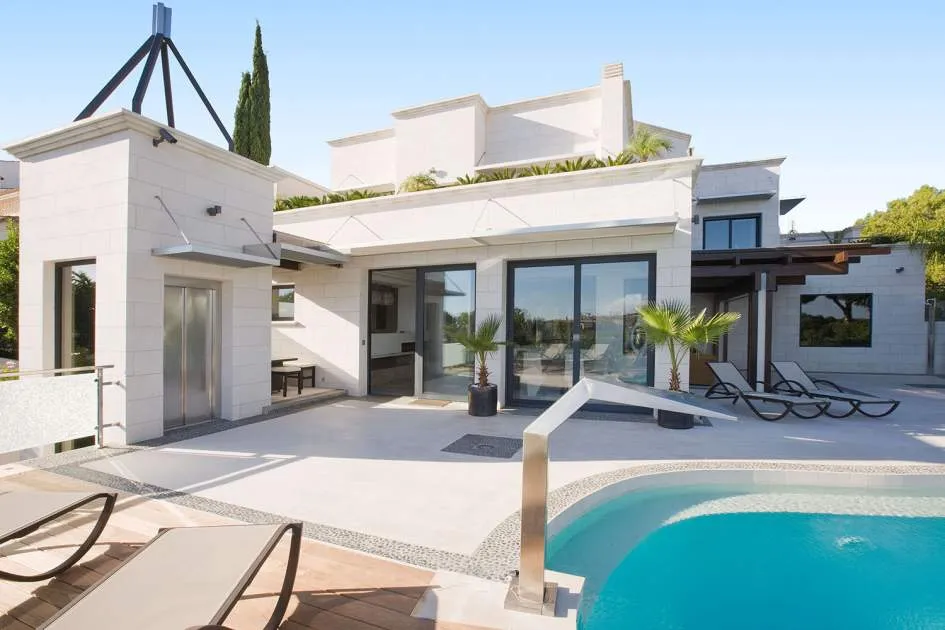 Luxury 5 bedroom villa with spectacular views in a prime location for rent