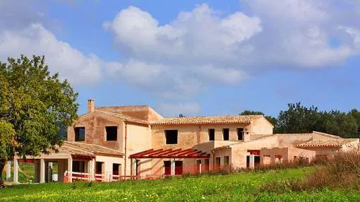 Finca under construction with stables on 42 hectare of land in picturesque surrounding
