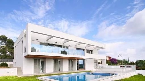 Villa of modern architecture with far reaching panoramic sea views Villa of modern architecture with far reaching panoramic sea views