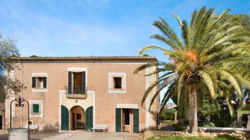 Country house built in the 18th century on a generous plot in the centre of Country house built in the 18th century on a generous plot in the centre of