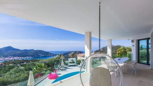 Exceptional luxury villa with sensational sea and harbour views over Montport