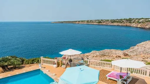 Fantastic villa with pool right by the sea in first sea line
